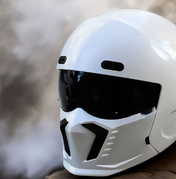 Integreret motorcykelhjelm med let konstruktion og effektiv ventilation til alle ture