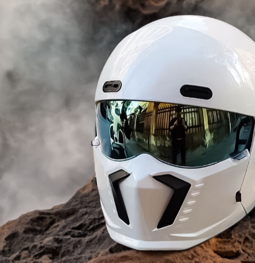 Integreret motorcykelhjelm med let konstruktion og effektiv ventilation til alle ture