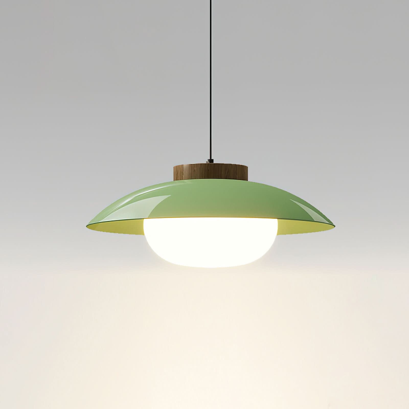 Suspension métallique contemporaine avec accent en bois pour cuisines, salles à manger et espaces de travail