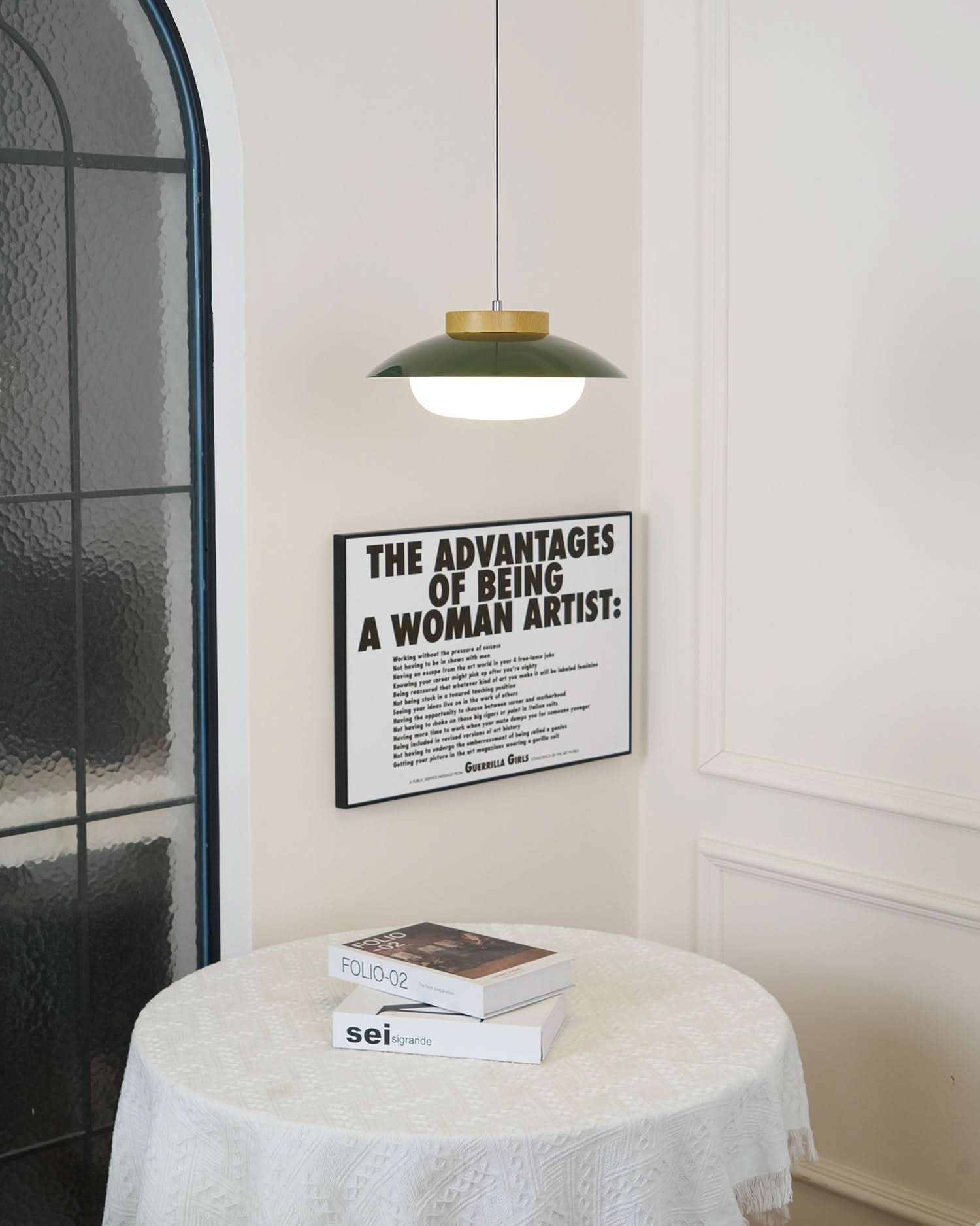Suspension métallique contemporaine avec accent en bois pour cuisines, salles à manger et espaces de travail