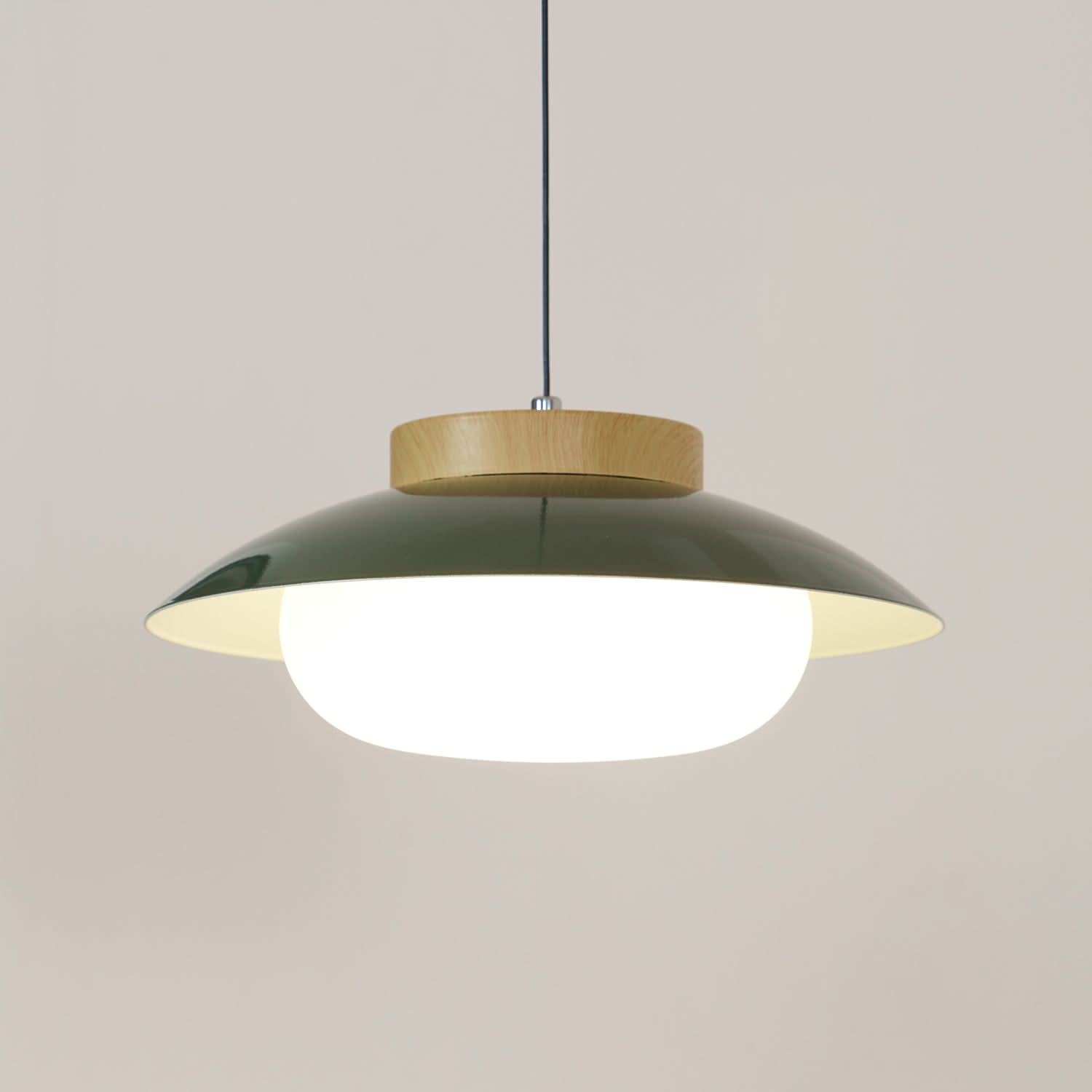 Suspension métallique contemporaine avec accent en bois pour cuisines, salles à manger et espaces de travail