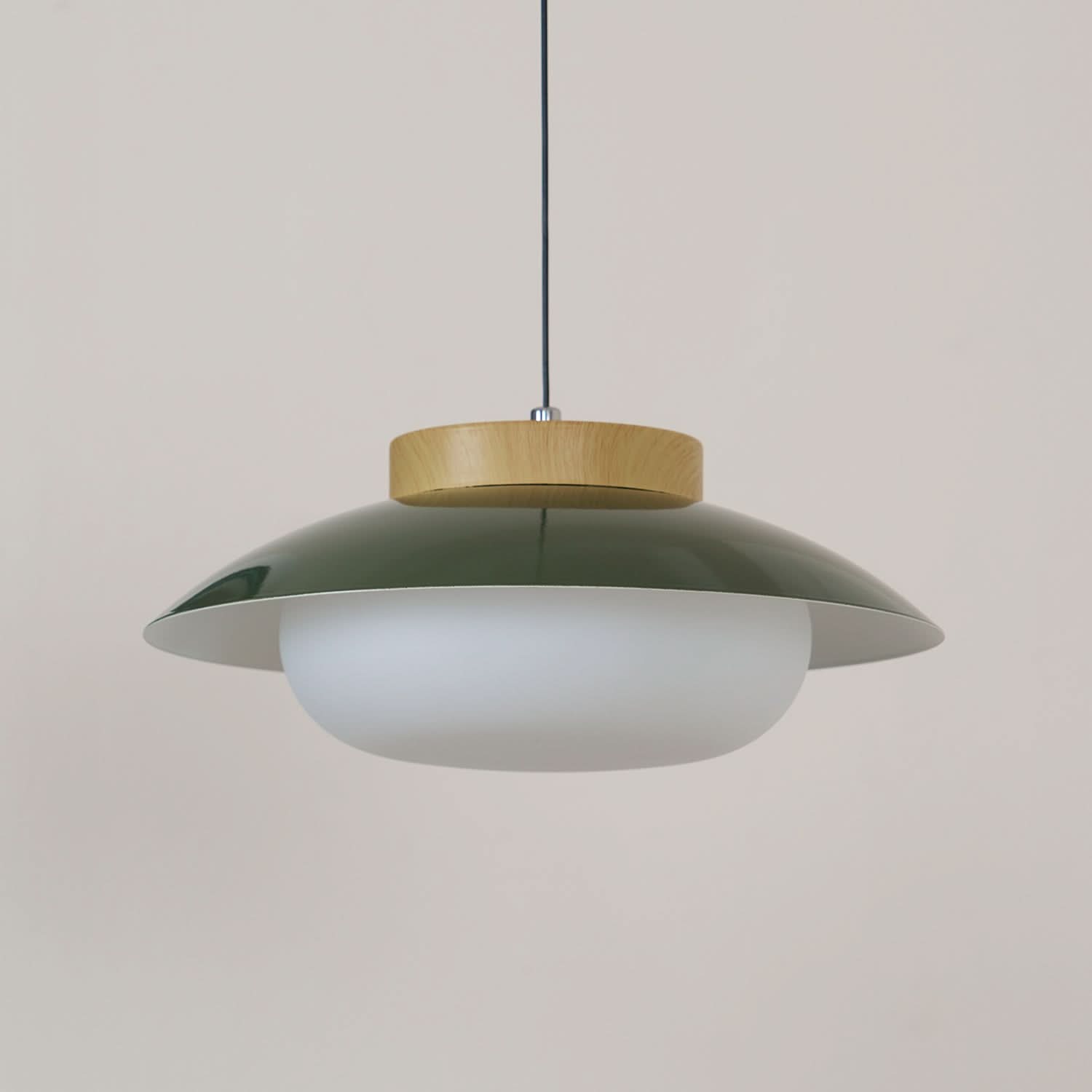 Suspension métallique contemporaine avec accent en bois pour cuisines, salles à manger et espaces de travail