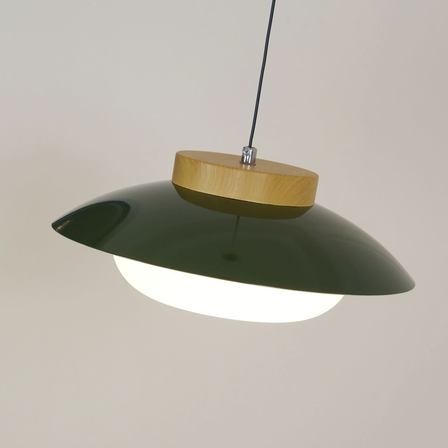 Suspension métallique contemporaine avec accent en bois pour cuisines, salles à manger et espaces de travail