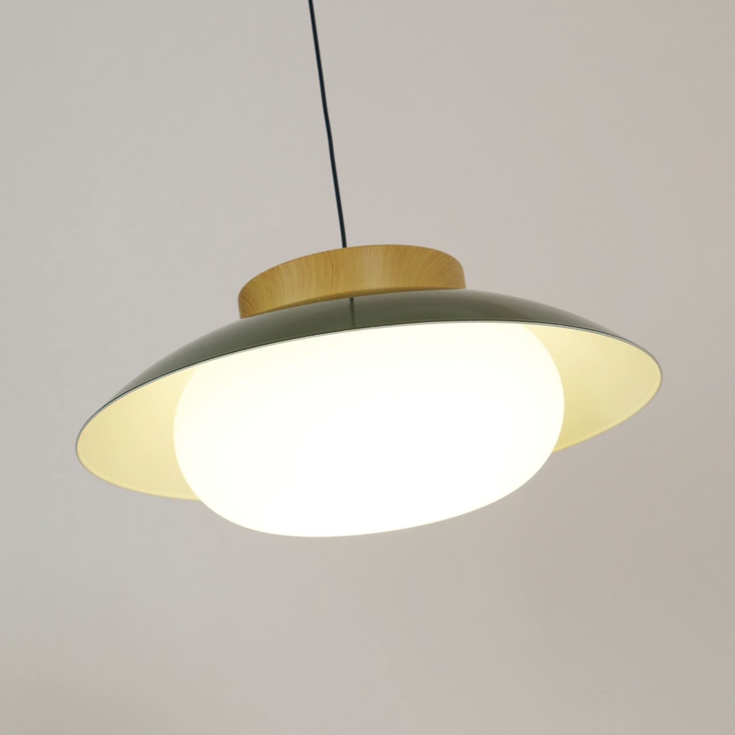 Suspension métallique contemporaine avec accent en bois pour cuisines, salles à manger et espaces de travail