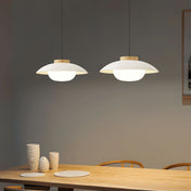 Suspension métallique contemporaine avec accent en bois pour cuisines, salles à manger et espaces de travail