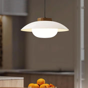 Suspension métallique contemporaine avec accent en bois pour cuisines, salles à manger et espaces de travail