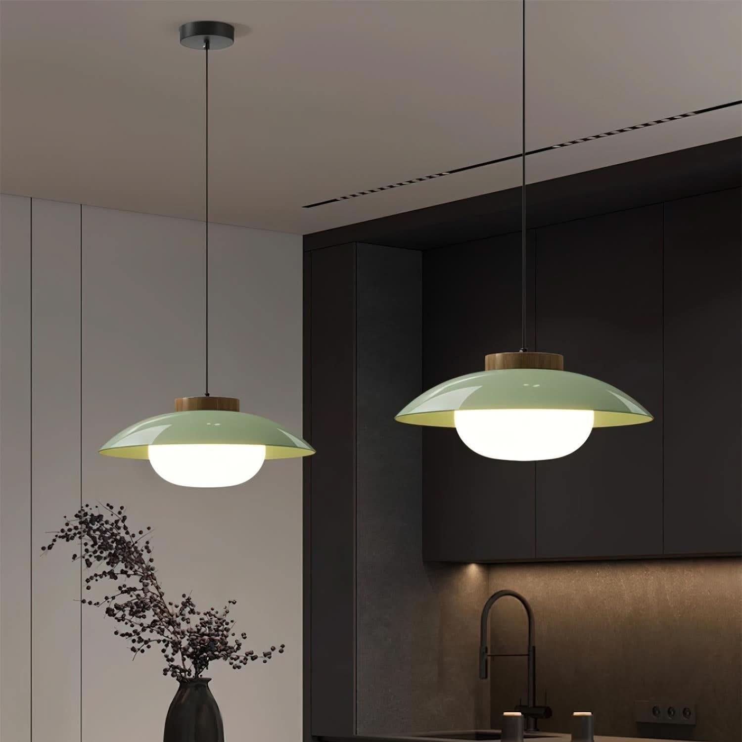 Suspension métallique contemporaine avec accent en bois pour cuisines, salles à manger et espaces de travail