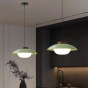 Suspension métallique contemporaine avec accent en bois pour cuisines, salles à manger et espaces de travail