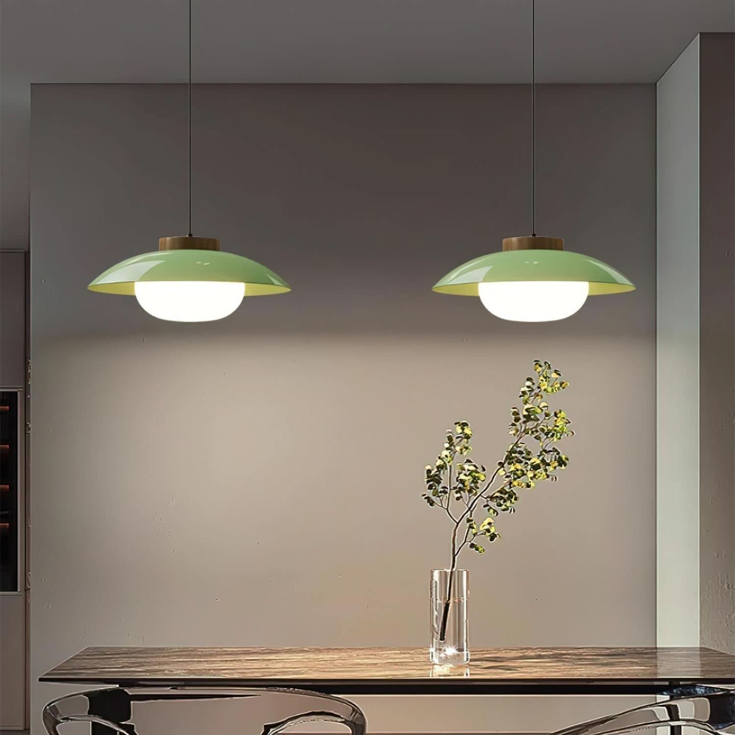 Suspension métallique contemporaine avec accent en bois pour cuisines, salles à manger et espaces de travail