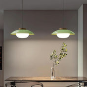 Suspension métallique contemporaine avec accent en bois pour cuisines, salles à manger et espaces de travail