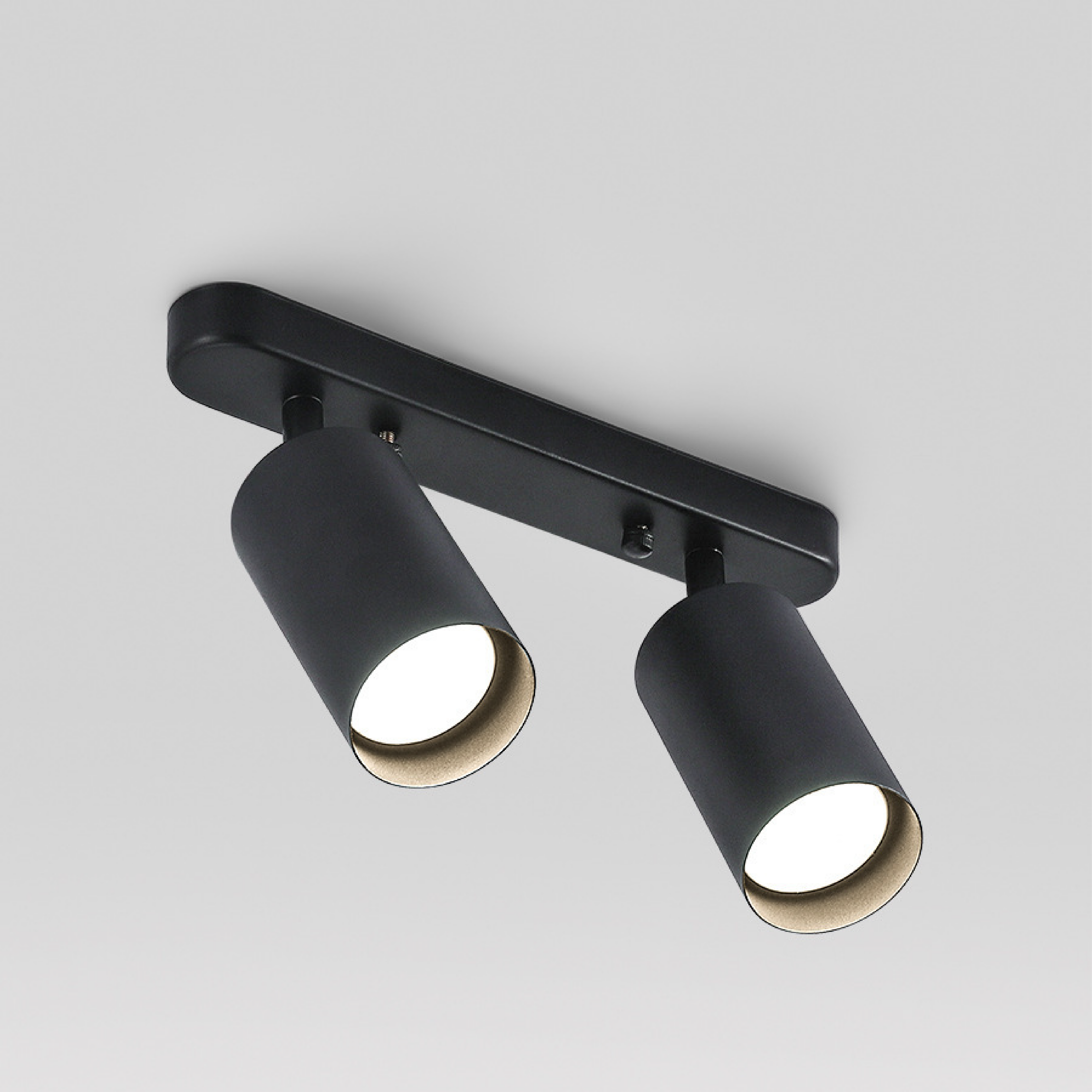 LumaPulse roterende loftslampe med justerbar to-hovedet spotlight til fleksibel moderne belysning