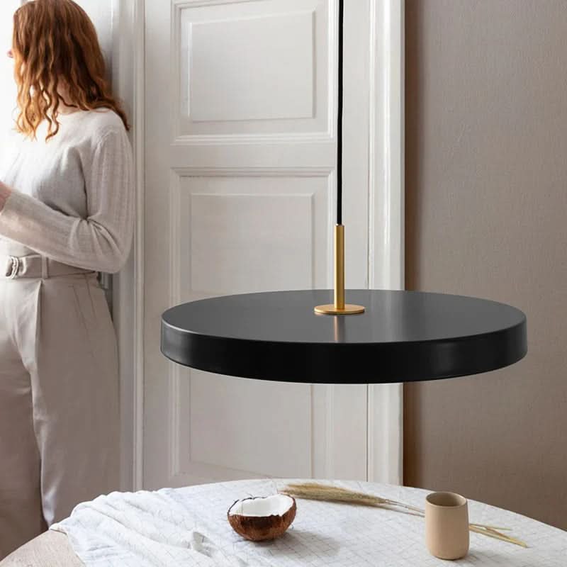 NovaLumen Moderne UFO LED Pendel Lys Med En Elegant Metalarmatur Til Moderne Interiører