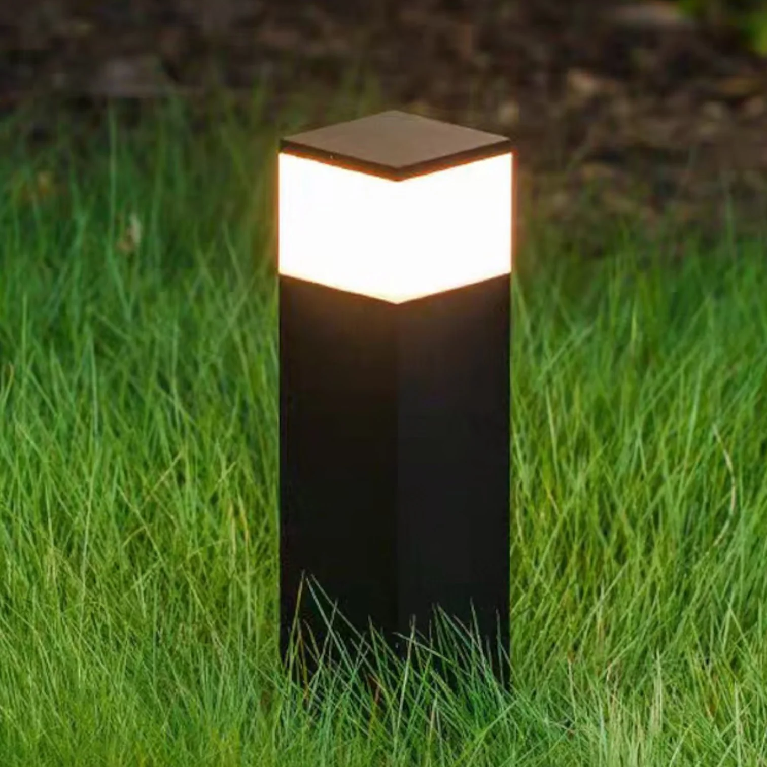 Zonne-energie_Buitenlamp_van_Metaal__Rechthoekige_LED_Wandlamp_Buiten_voor_Patio_s_en_Tuinen__IP65_Weerbestendig_1.png