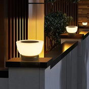 Elegant solcellsstolpslampa med rund vit glasskärm för utomhusgångar och entréer
