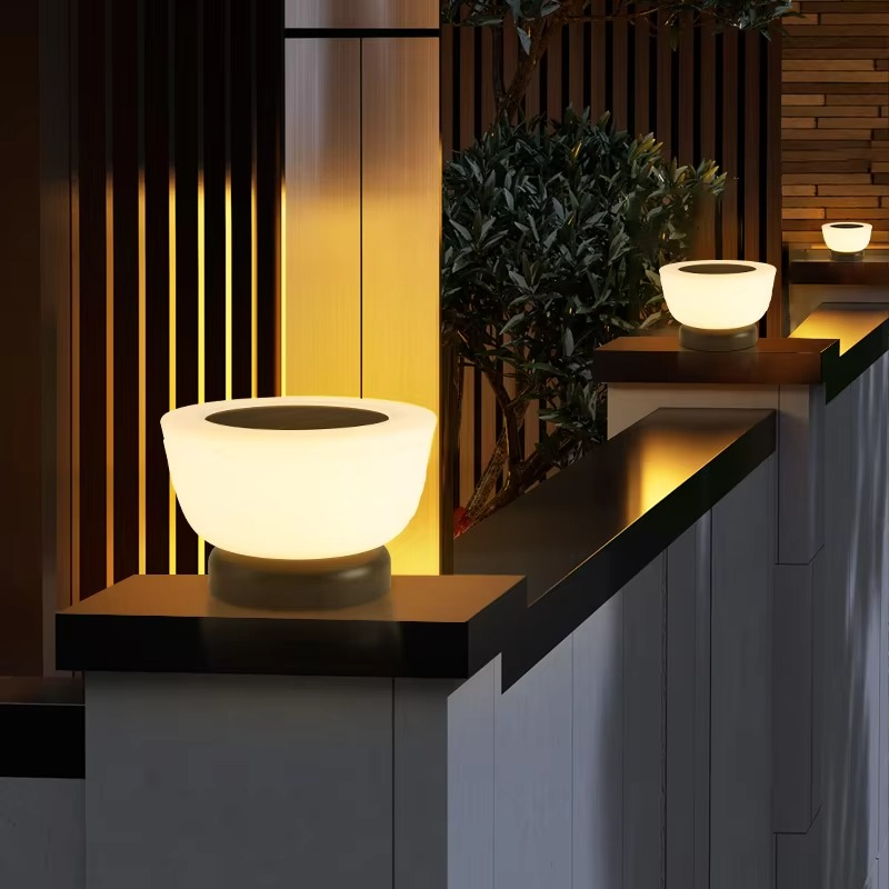 Elegant solcellsstolpslampa med rund vit glasskärm för utomhusgångar och entréer