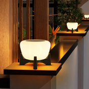 Elegant solcellsstolpslampa med rund vit glasskärm för utomhusgångar och entréer