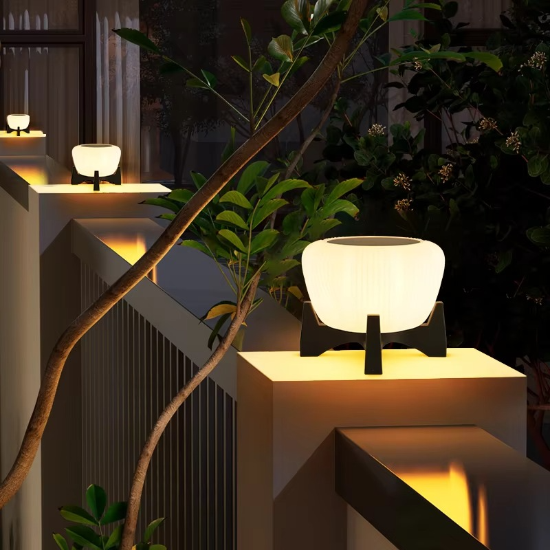 Elegant solcellsstolpslampa med rund vit glasskärm för utomhusgångar och entréer