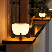 Elegant solcellsstolpslampa med rund vit glasskärm för utomhusgångar och entréer