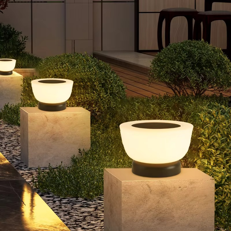 Elegant solcellsstolpslampa med rund vit glasskärm för utomhusgångar och entréer