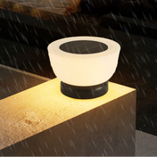 Elegant solcellsstolpslampa med rund vit glasskärm för utomhusgångar och entréer