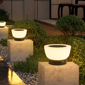 Elegant solcellsstolpslampa med rund vit glasskärm för utomhusgångar och entréer