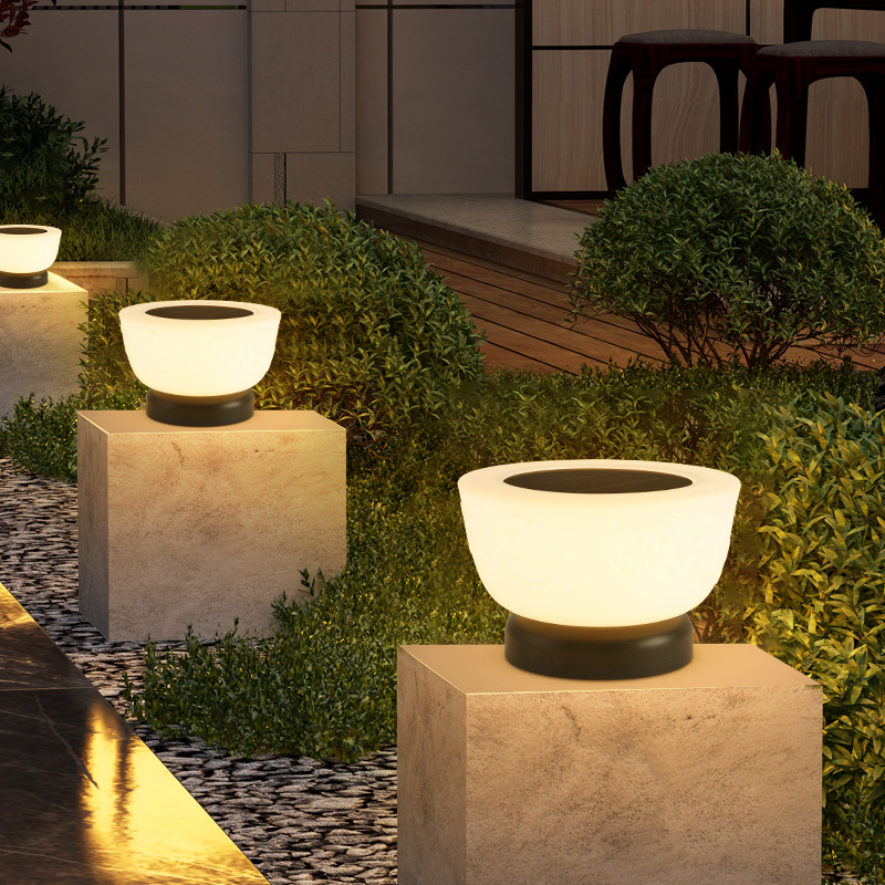 Elegant solcellsstolpslampa med rund vit glasskärm för utomhusgångar och entréer
