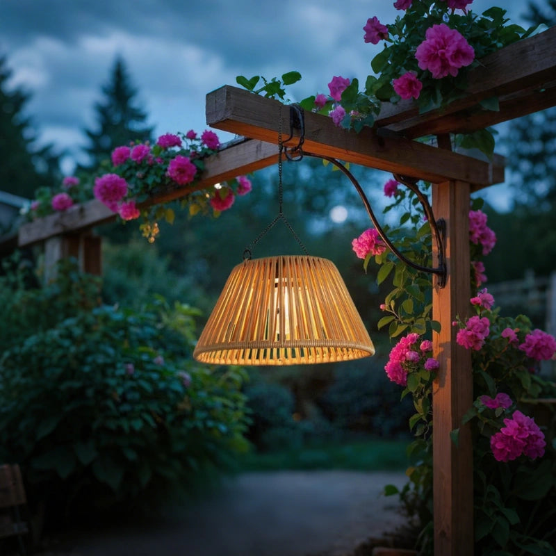 Elegant solcellsdriven hängande trädgårdslampa med naturlig vävd skärm för utomhusmiljöer, uteplatser och trädgårdar