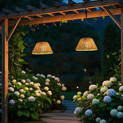 Elegant solcellsdriven hängande trädgårdslampa med naturlig vävd skärm för utomhusmiljöer, uteplatser och trädgårdar