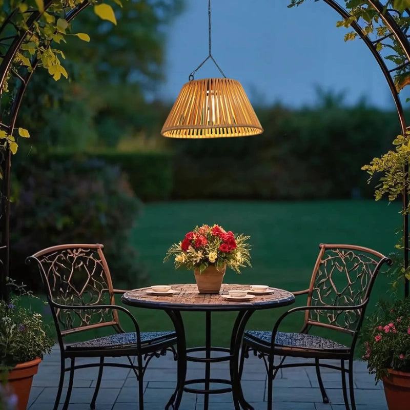 Elegant solcellsdriven hängande trädgårdslampa med naturlig vävd skärm för utomhusmiljöer, uteplatser och trädgårdar