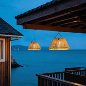 Elegant solcellsdriven hängande trädgårdslampa med naturlig vävd skärm för utomhusmiljöer, uteplatser och trädgårdar