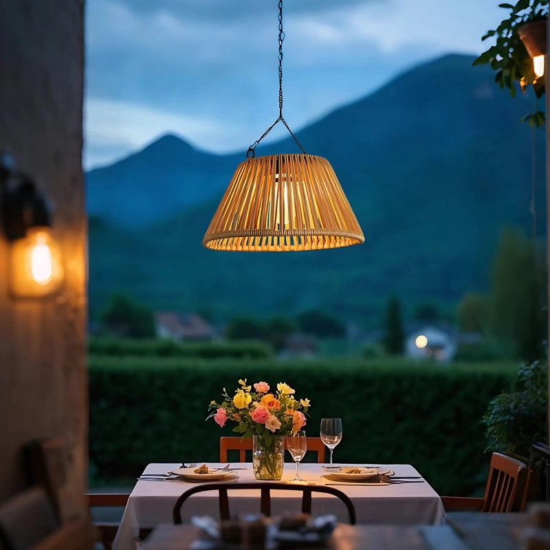 Elegant solcellsdriven hängande trädgårdslampa med naturlig vävd skärm för utomhusmiljöer, uteplatser och trädgårdar