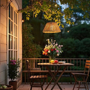 Elegant solcellsdriven hängande trädgårdslampa med naturlig vävd skärm för utomhusmiljöer, uteplatser och trädgårdar