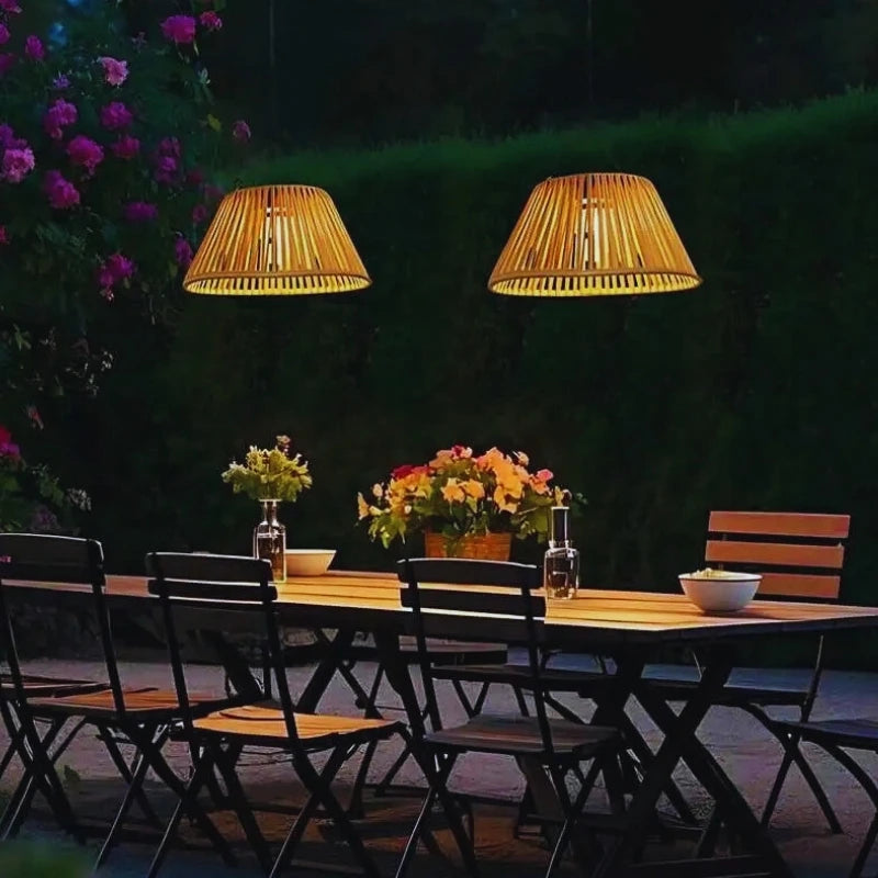 Elegant solcellsdriven hängande trädgårdslampa med naturlig vävd skärm för utomhusmiljöer, uteplatser och trädgårdar
