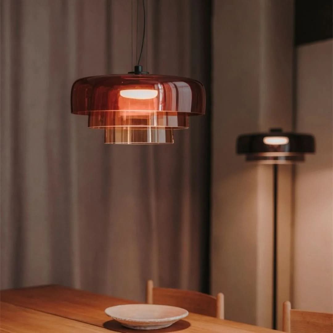 Aurora glasophængt lampe med unikt metal- og glasvedhængsdesign til moderne interiører