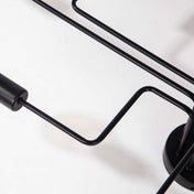 Nova industriel sort metal loftlampe til moderne interiører og minimalistiske rum med tidløs appel