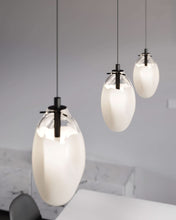 Suspension LED contemporaine avec abat-jour en verre pour intérieurs modernes et espaces de vie élégants