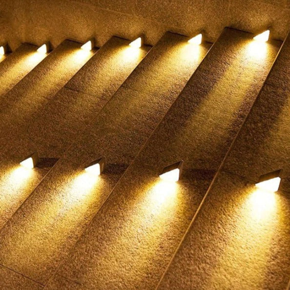 Udendørs solcelledrevne LED-trinlys med trekantet design til udendørs brug, ideelle til trin, terrasser, stier og hævede kanter